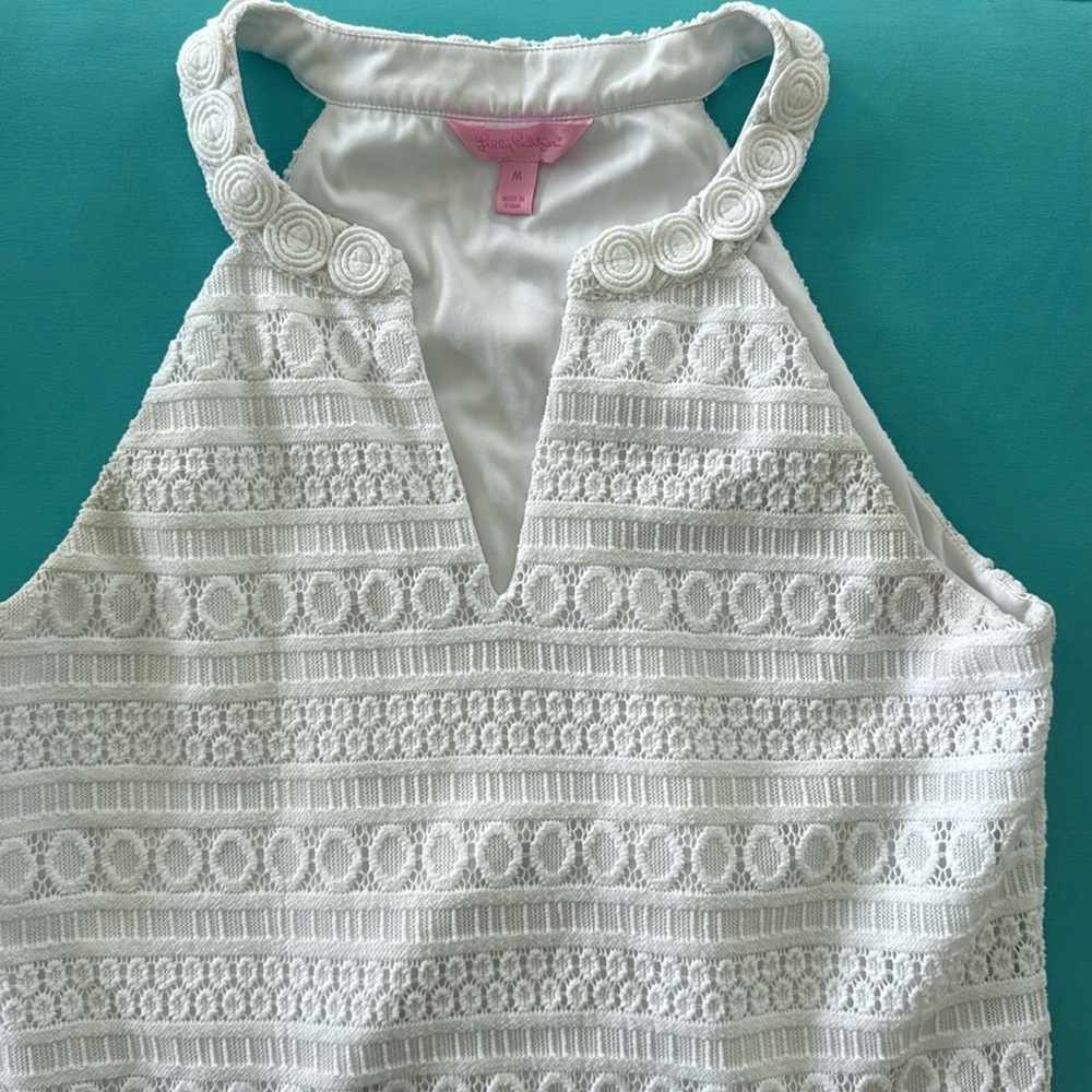 White Lily Pulitzer top that is simply a go-to! Size medium